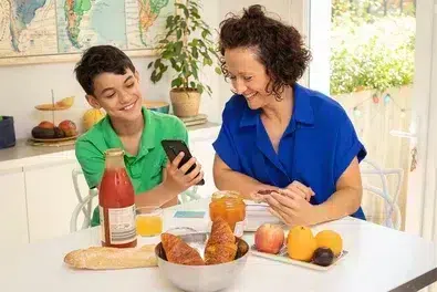 ado garçon et maman regarde app pixpay petit déjeuner